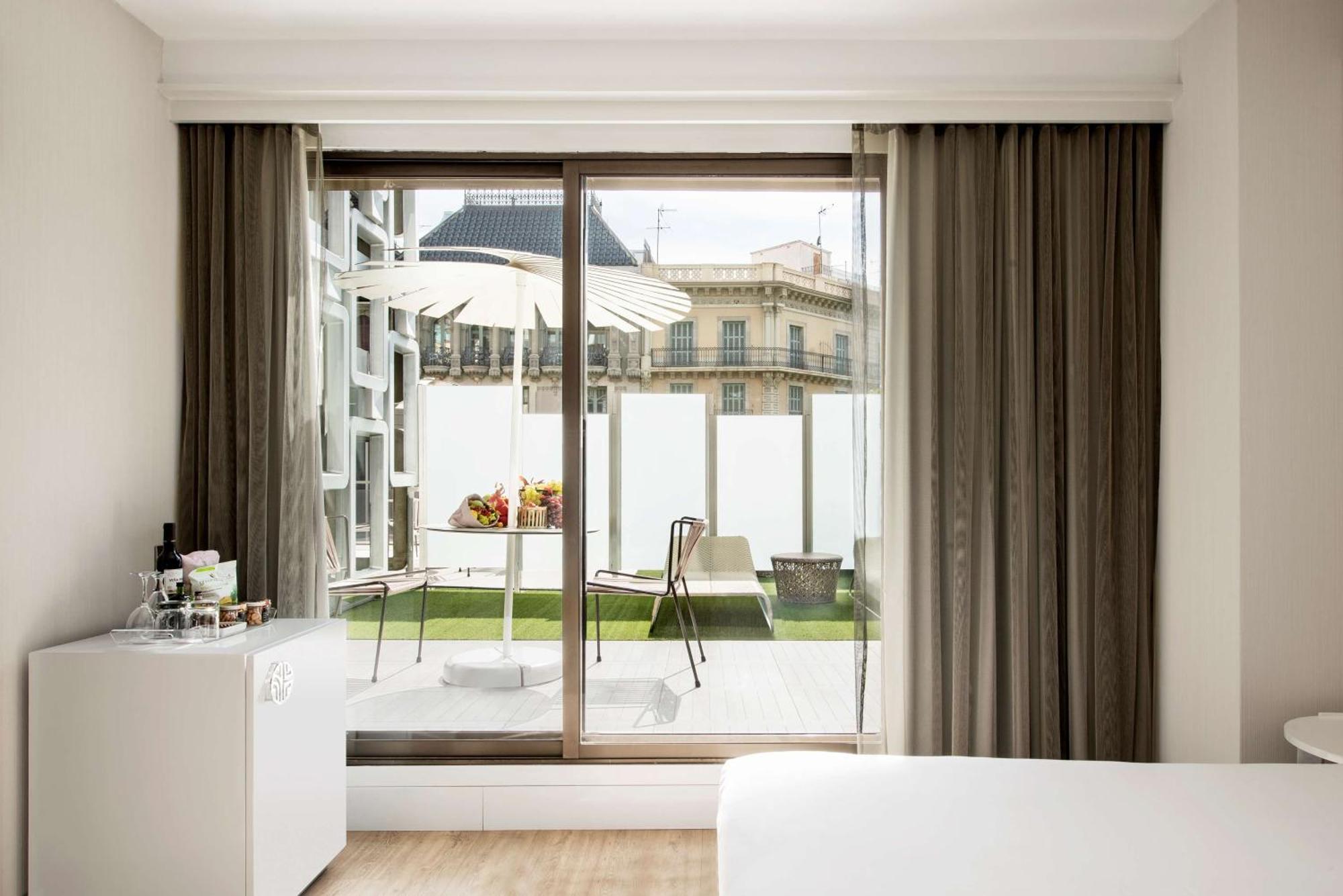 Nh Collection Barcelona Gran Hotel Calderon Ngoại thất bức ảnh A sliding door