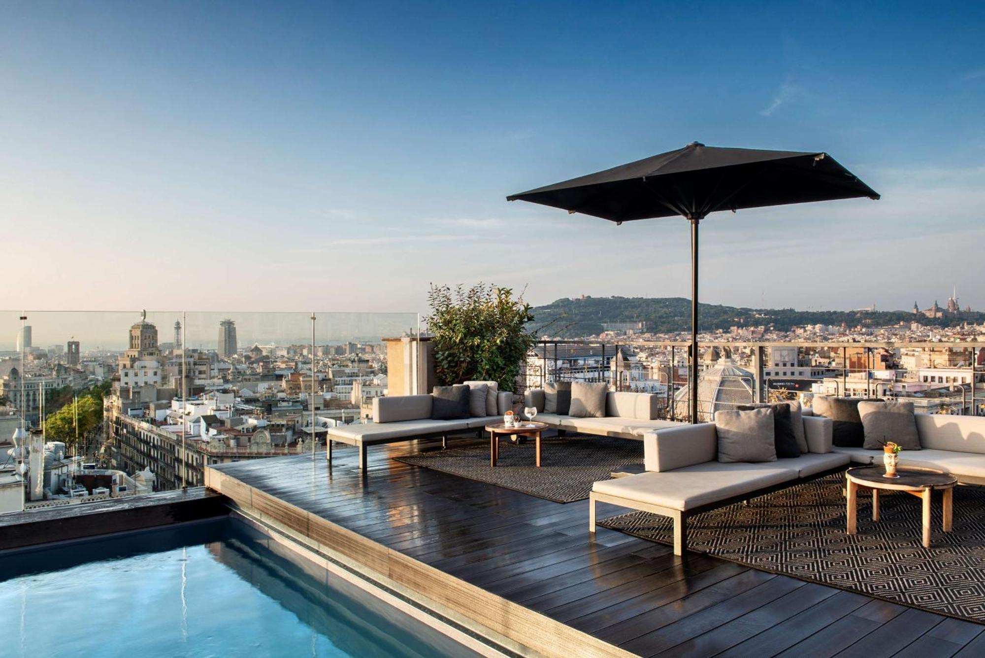 Nh Collection Barcelona Gran Hotel Calderon Ngoại thất bức ảnh The hotel's rooftop pool