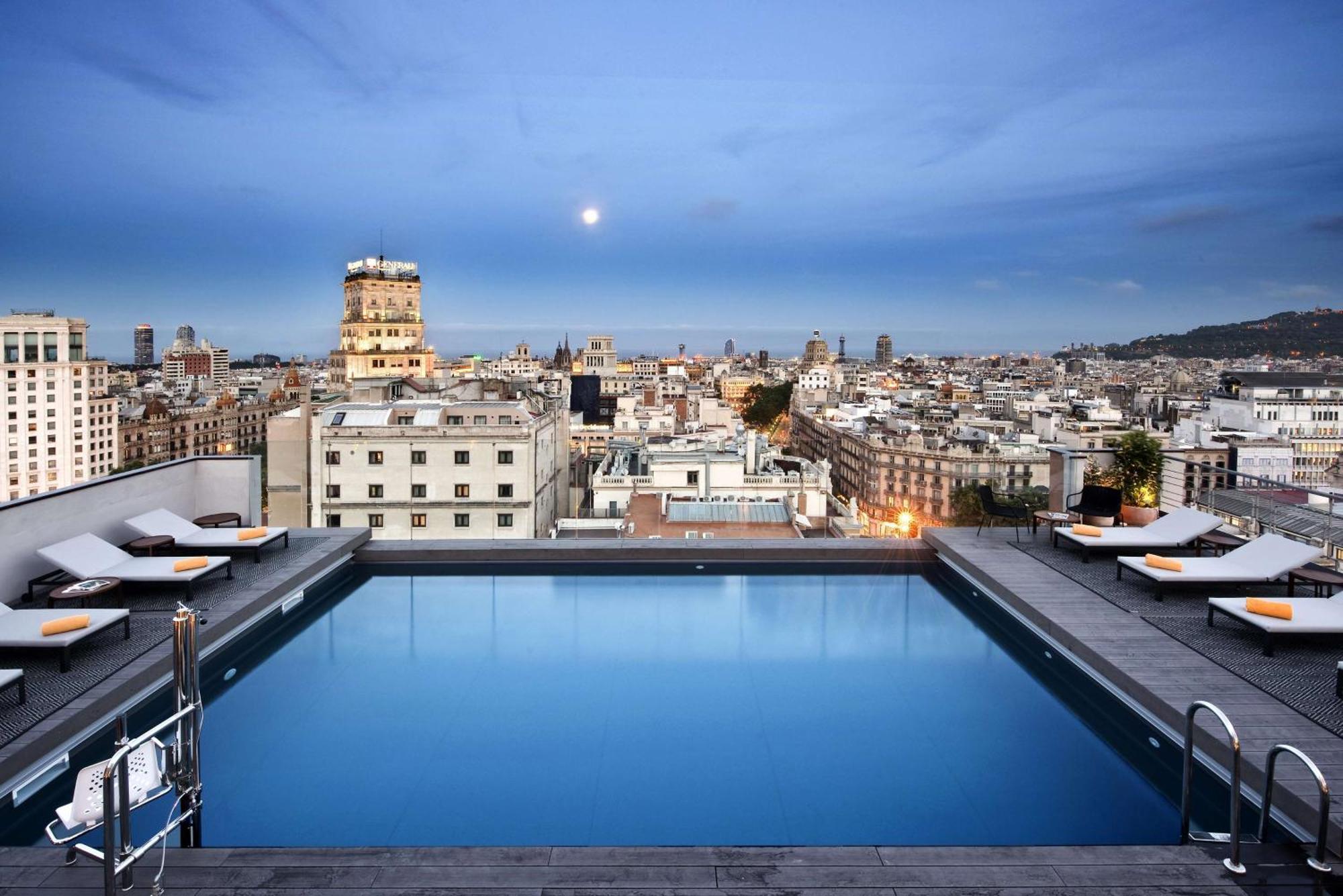 Nh Collection Barcelona Gran Hotel Calderon Ngoại thất bức ảnh The hotel's rooftop pool