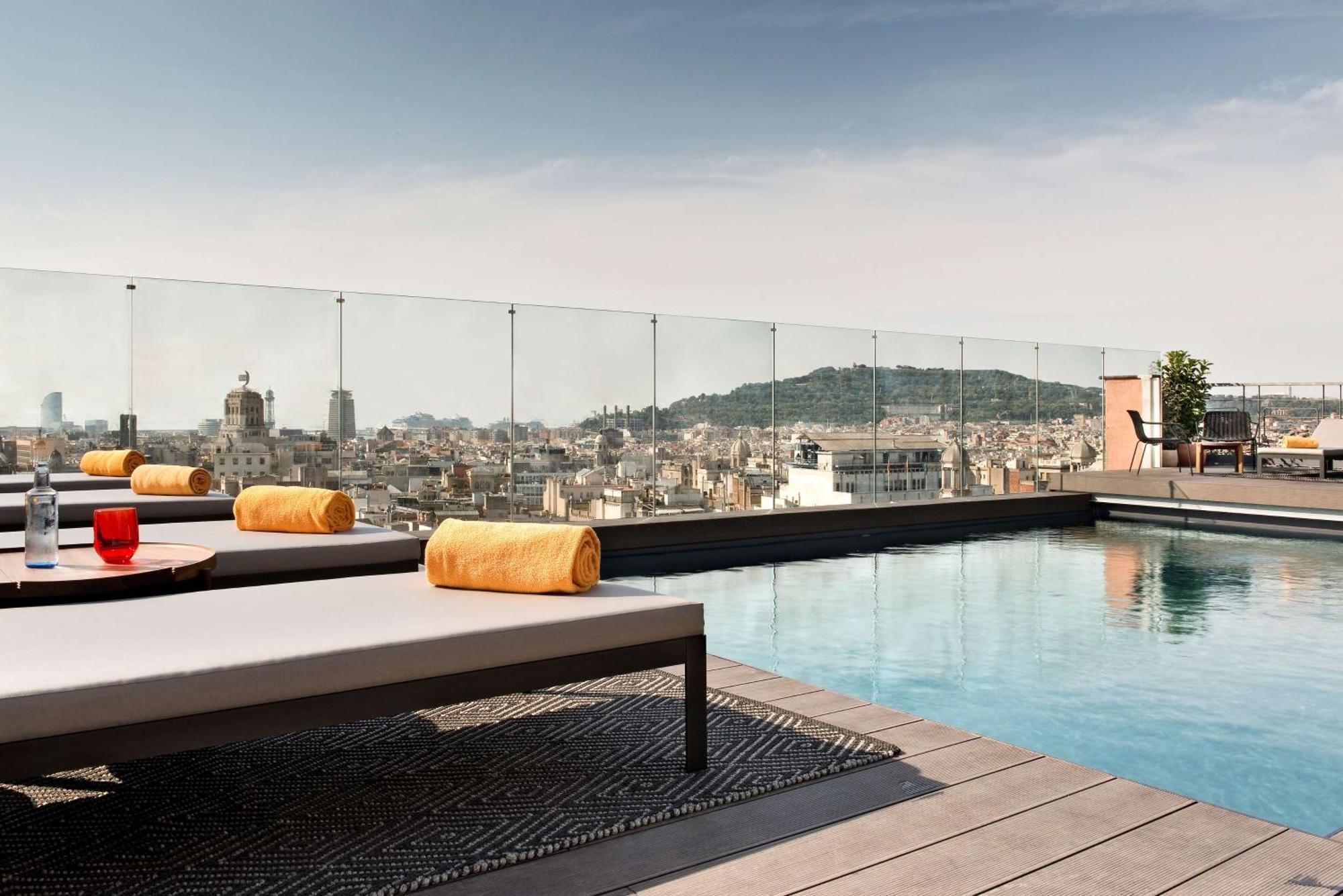 Nh Collection Barcelona Gran Hotel Calderon Ngoại thất bức ảnh The hotel's rooftop pool